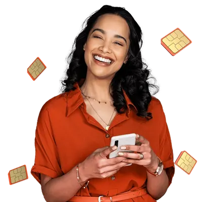 Mulher sorrindo com o celular na mão